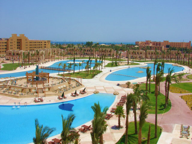 foto van de zwembaden van het hotel met in de achtergrond zicht op zee